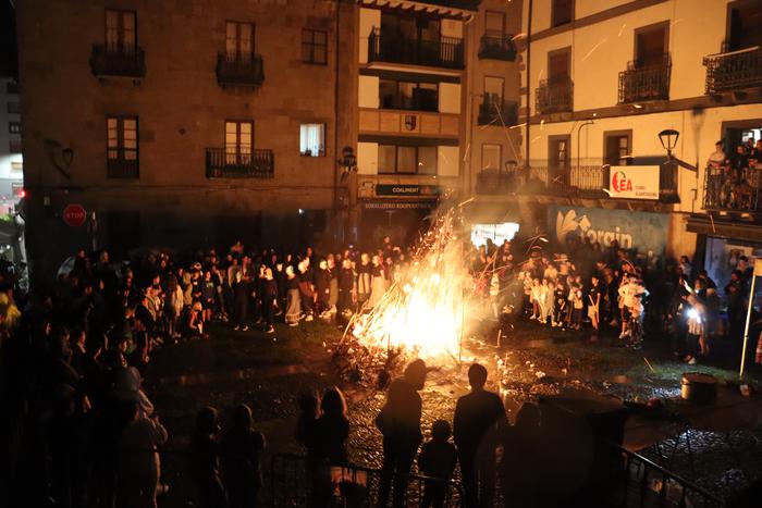 Gaur gauean sua piztuko dute plazan, udari ongi etorria emateko
