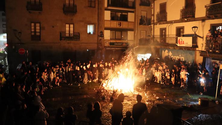 Gaur gauean sua piztuko dute plazan, udari ongi etorria emateko
