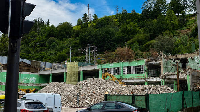 Gipuzkoa Etorbideko kable elektriko zahar bat kenduko dute gaur gauean