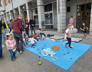 Jolasa kalera aterako du barikuan, Atxutxiamaikak