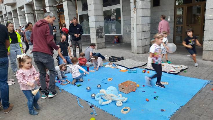 Jolasa kalera aterako du barikuan, Atxutxiamaikak