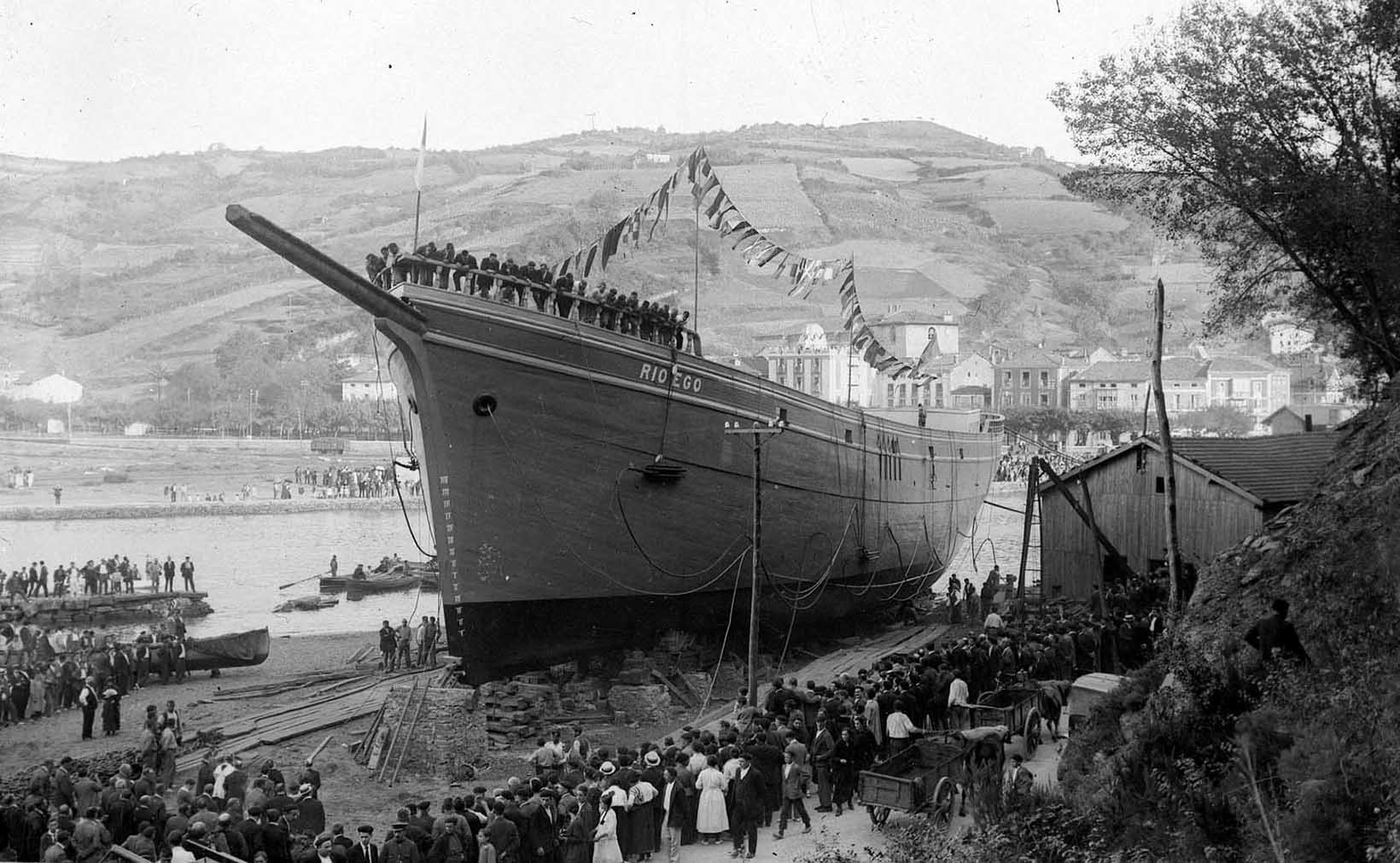 'Rio Ego' Debako ontziolan egindako itsasontzirik handienaren ureratzearen lekuko, 1920an
