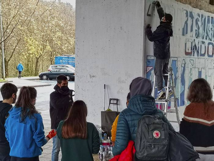 Indarkeria matxistaren kontrako grafitia marraztu dute Gaztelekuko nerabeek