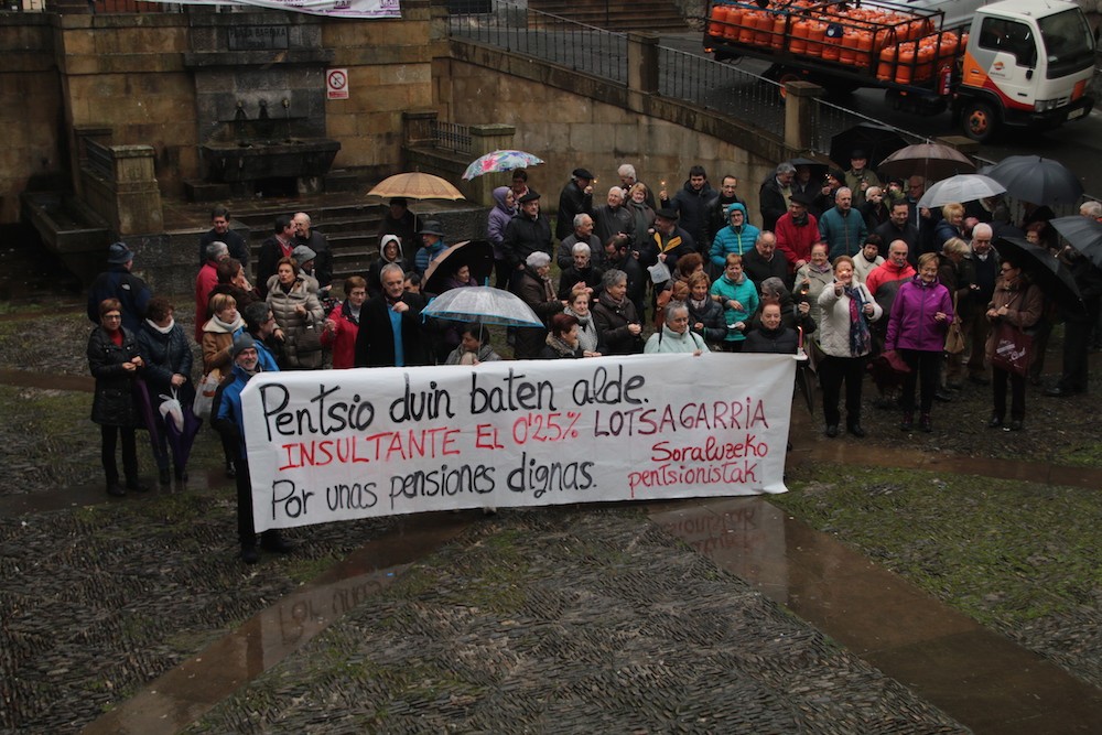"Kalean" segituko dutela azpimarratu dute lehen urteurreneko mobilizazioan
