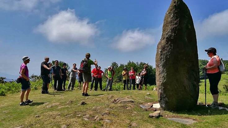 Dolmenen Ibilbidera bisita-gidatuak martxan dira