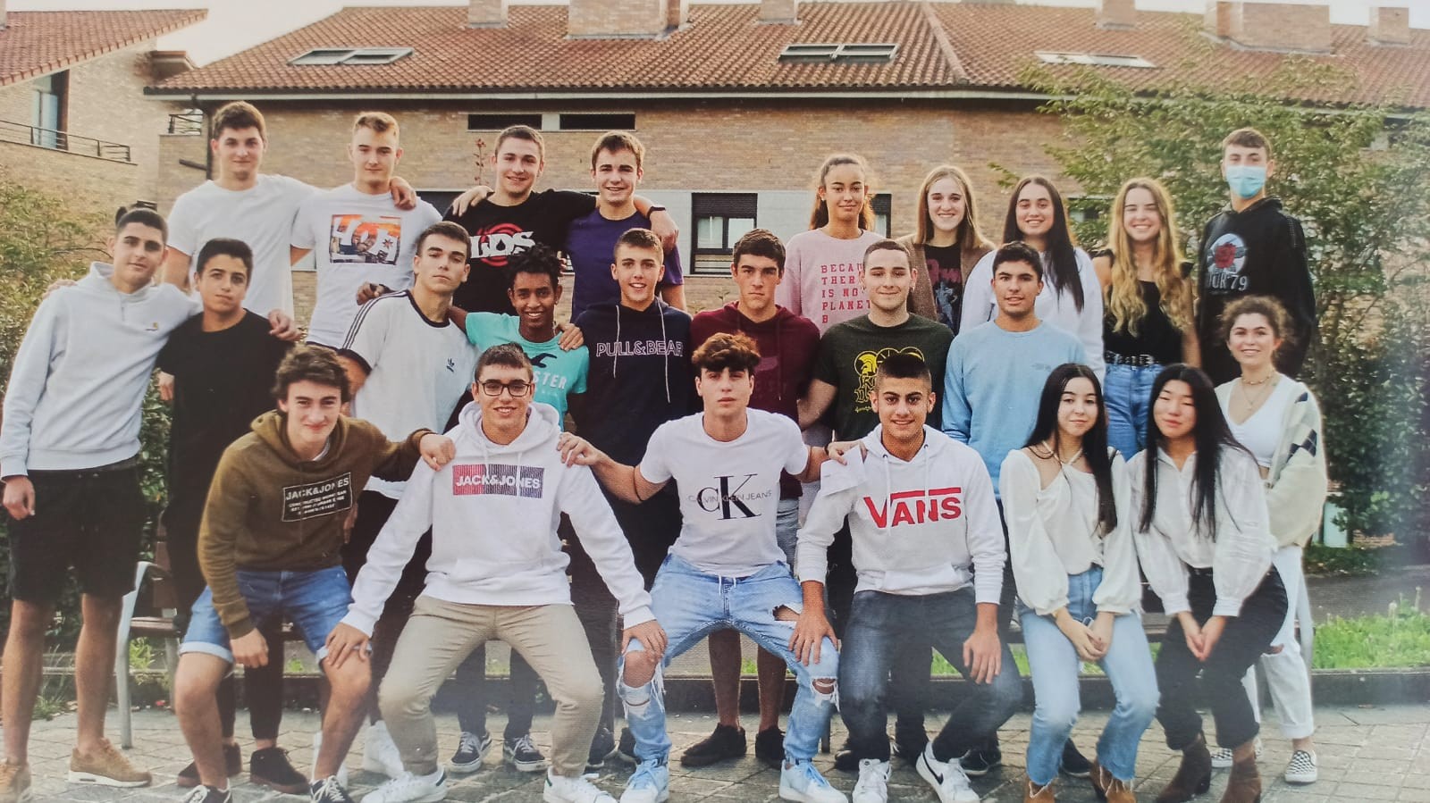 Jakiz eta edariz osatutako sortak salgai, ikasbidairako dirua batzeko