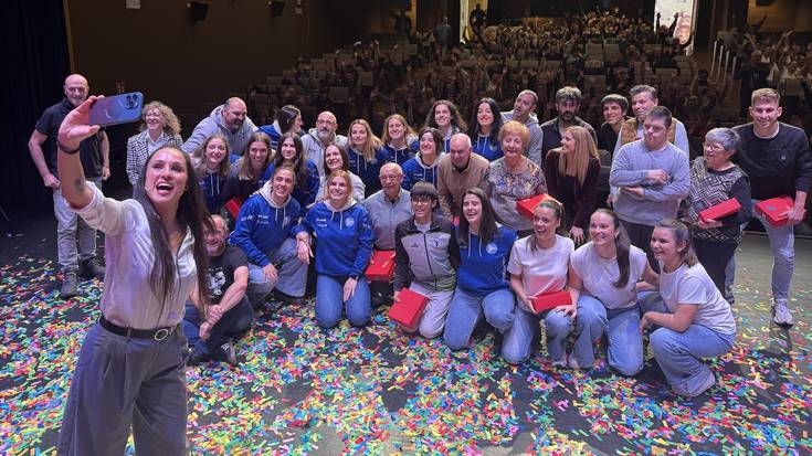 Pozik eta hunkituta jaso zuten Kirol Sarien aitortza talde eta kirolari ermuarrek