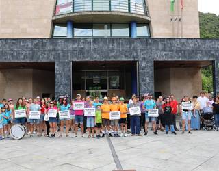 Euskararentzako lege babesa eskatu dute mendaroarrek santanetan