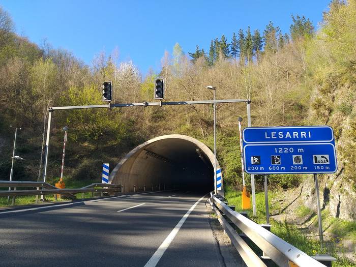 Bihar gauean, Lesarriko tunela itxita