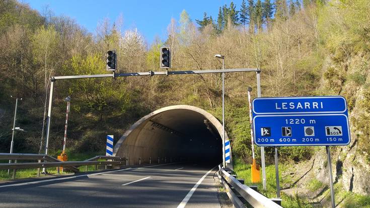 Bihar gauean, Lesarriko tunela itxita