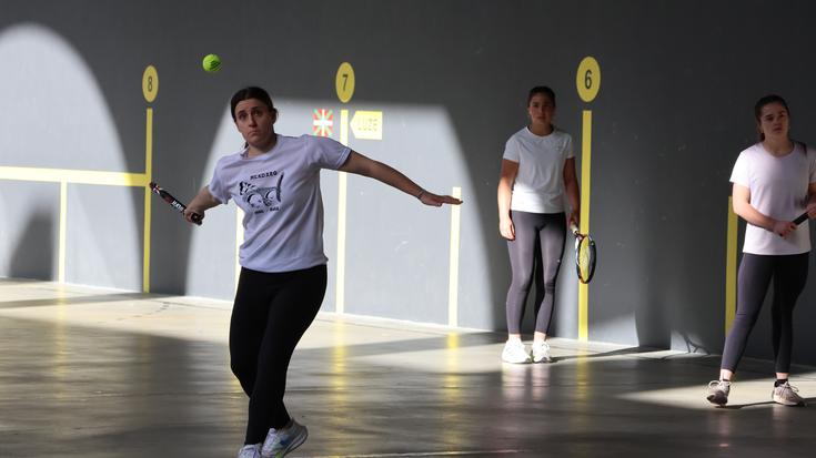 Ane Landa eta Maria Bastida sailkatu dira Mendaroko binakako frontenis txapelketako finalerako
