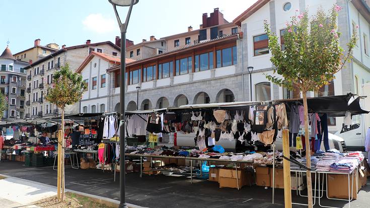 Eguenetako azoka Aita Agirre plazara itzuli da berriro ere