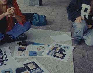 'Etiketa Beltza' arropa-marka solidarioa aurkeztuko dute zapatuan Eibarko Errebal Plazan