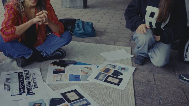 'Etiketa Beltza' arropa-marka solidarioa aurkeztuko dute zapatuan Eibarko Errebal Plazan