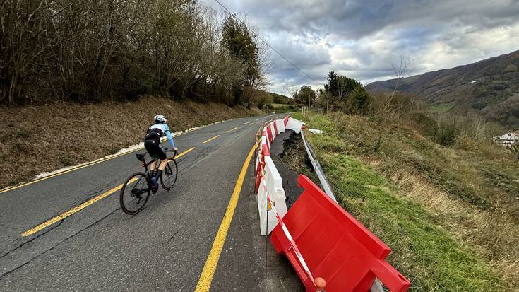 Azkarateko errepidean hondoratutako zatiak konpontzeko lanak lizitaziora atera dituzte