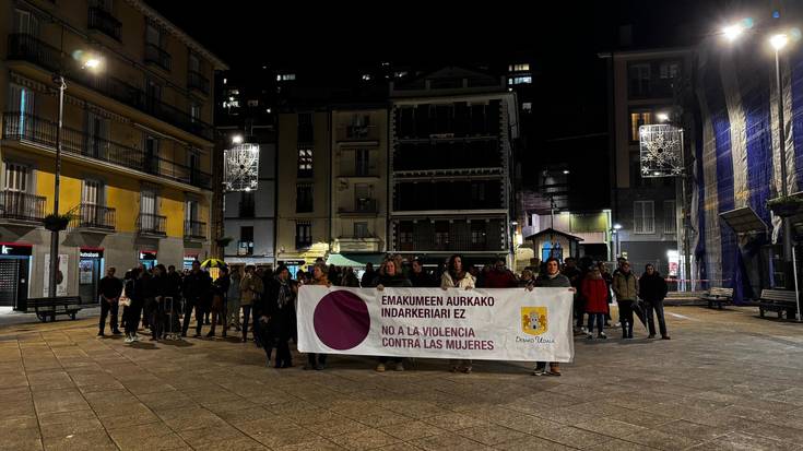 Dozenaka lagun elkartu ziren Foruen Plazan, Indarkeria Matxistaren Kontrako Eguneko elkarretaratzean
