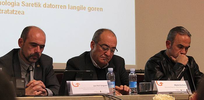 Jon Peli Uriguen (ezk), Martin Garitano eta Alfredo Etxeberria pentsakor aurkezpenean.