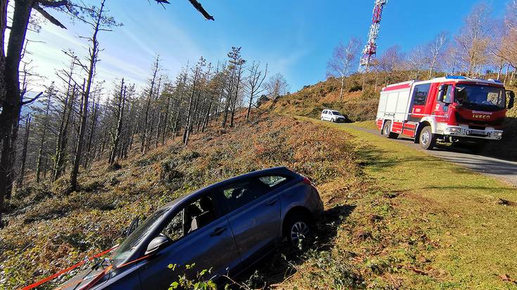 Bere autoak harrapatuta zauritu den gizon bat helikopteroan eraman dute Karakatetik