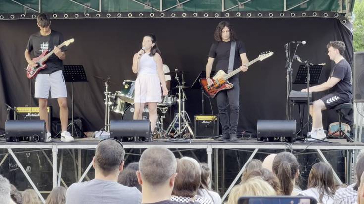 Plaza bete lagunen aurrean aritu dira Ameikutz musika eskolakoak ikasturte bukaerako jaialdian