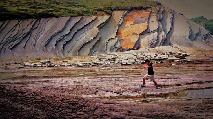 Zumaiako berezitasun geologikoak ezagutzeko irteera antolatu du Morkaikok