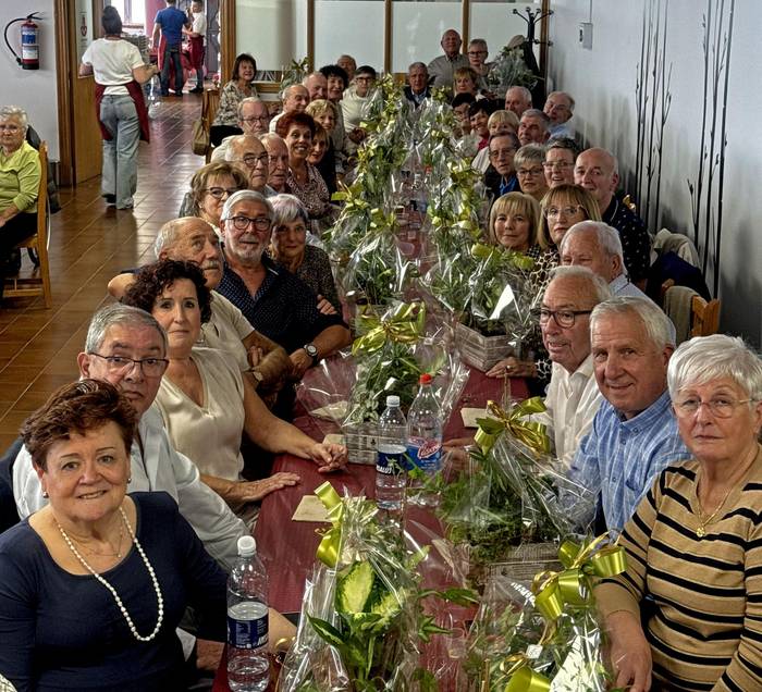 Aurten urrezko ezteiak bete dituzten 22 bikote omendu dituzte Adinekoen Hilabetearen barruan