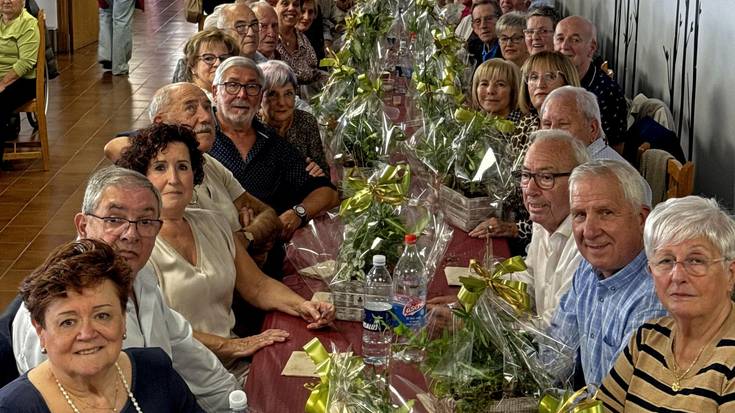 Aurten urrezko ezteiak bete dituzten 22 bikote omendu dituzte Adinekoen Hilabetearen barruan