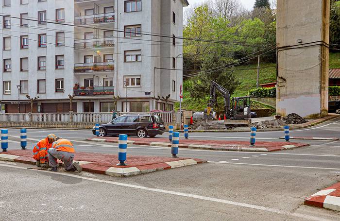 Arriagan semaforoa jartzeko lanak hasi dituzte