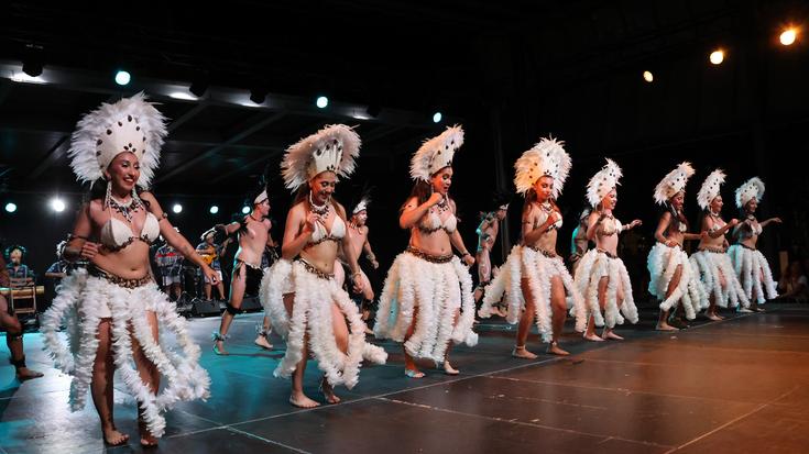 Txileko, Guam Uharteko eta Bizkaiko dantzen erakustaldia egin dute folklore jaialdian