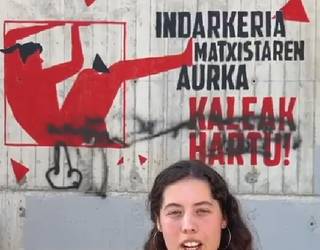 Eraso matxistak salatzeko muralari egindako erasoa gaitzetsi du Mendaroko Gazte Asanbladak