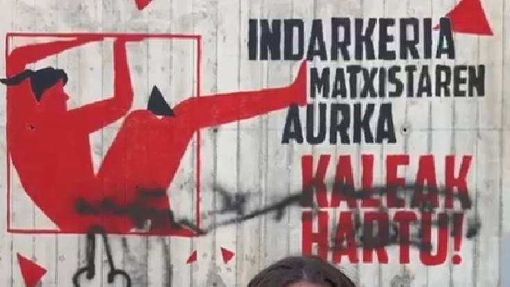 Eraso matxistak salatzeko muralari egindako erasoa gaitzetsi du Mendaroko Gazte Asanbladak