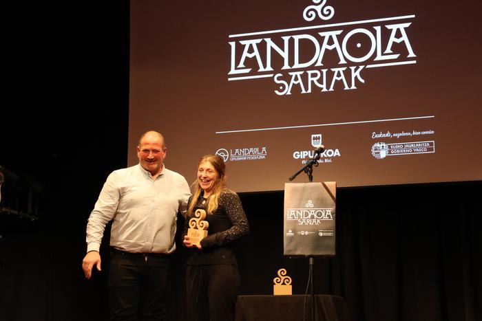 Maitane Beristain itziartarrak jaso du Landaola Federazioaren Emakumeak Landa Eremuan Saria