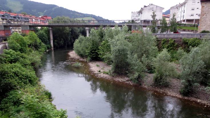 Ibaia eta erreka garbitzeko auzolana antolatu dute Mendaron