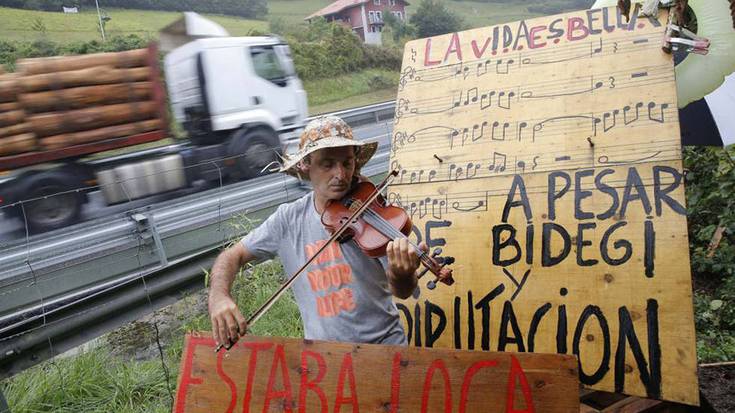 Foru Aldundiak isuna jarri dio A8ko trafiko-zarata arintzeko panelak jartzeko eskatzen ari den mendaroko bizilagunari
