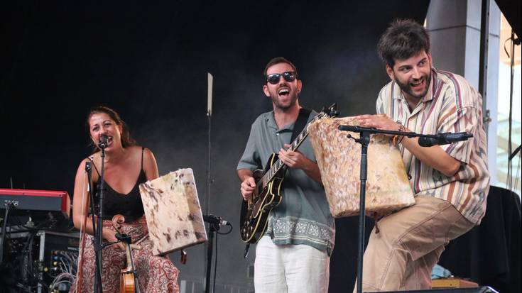Musika tradizionalak gaurko oholtzetan bere tokia duela erakutsi du Folkez Blai jaialdiak