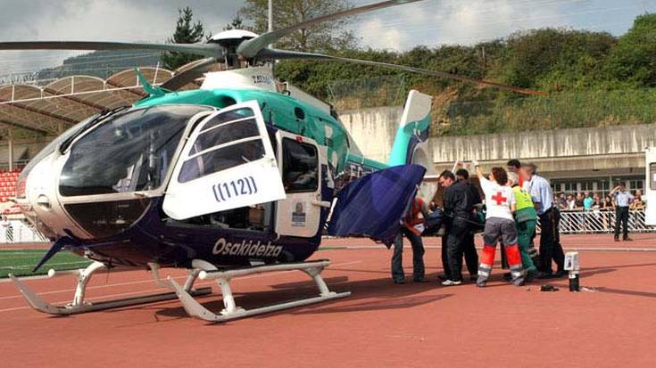 Osakidetzako helikopteroak larrialdietako lur-hartzea egin zuen Mintxetako futbol zelaian