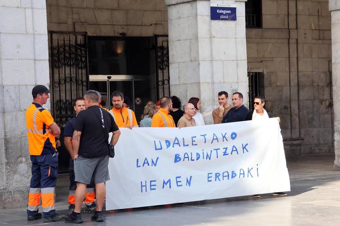 Udaletako langileak grebara deituta daude biharko