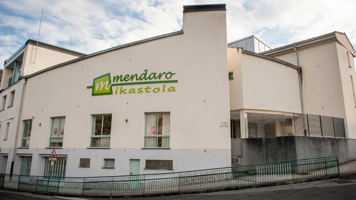 Mendaroko Udalak eta Ikastolak interneterako konexioa eta ordenagailuak jarri dituzte premia duten ikasleen eskura