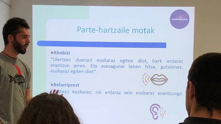 Mendaroko biztanleen %39,80k erabiltzen du kalean euskara eta gazteak dira gutxien hitz egiten dutenak