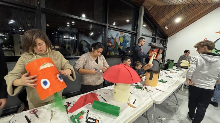 Arratsalde pasa ederra buruarinak egiteko familia tailerrean