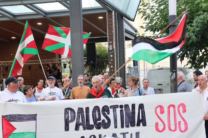 Gernika-Palestinaren deialdiarekin bat egin dute Mendaron eta Elgoibarren ere