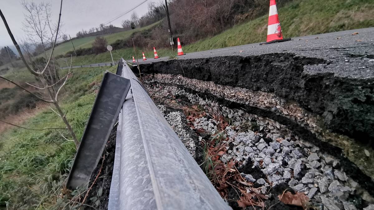 Azkarateko errepidea konpontzeko lanak lau hilabetez atzeratu dituzte