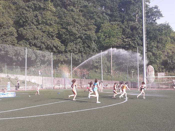 Gaurtik, Ezoziko futbol zelaiko ur-parkea zabalik, uztailerako