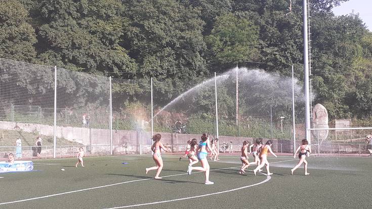 Gaurtik, Ezoziko futbol zelaiko ur-parkea zabalik, uztailerako