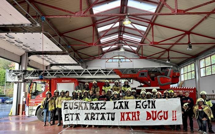 Eibarko parkeko suhiltzaileek erabat euskalduna den zerbitzuari eustea eskatzen dute