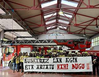 Eibarko parkeko suhiltzaileek erabat euskalduna den zerbitzuari eustea eskatzen dute