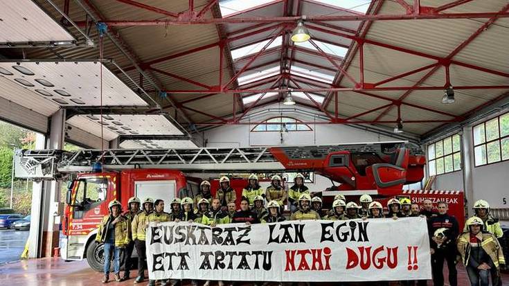 Eibarko parkeko suhiltzaileek erabat euskalduna den zerbitzuari eustea eskatzen dute