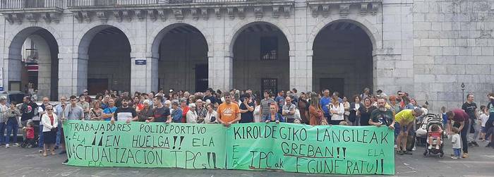 Elgoibarko kiroldegiko langileak protestan irten dira berriro plazara