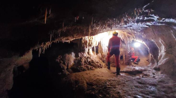 Irungo Gordailuan dauden Itziarko Urtiagako leizeko materialak berraztertu ditu Antxieta Arkeologi Taldeak