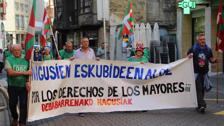 Eskualdeko pentsiodunek nagusien oinarrizko eskubideak bete daitezela eskatu dute manifestazioan