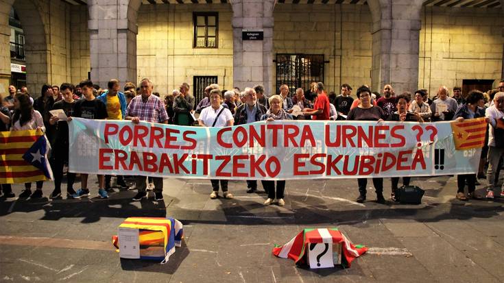 Espainiako poliziek Katalunian izandako oldarraldia salatzeko eguna izaten ari da gaurkoa